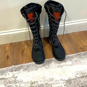 Size 9 after ski boots/ snow boots Salomon